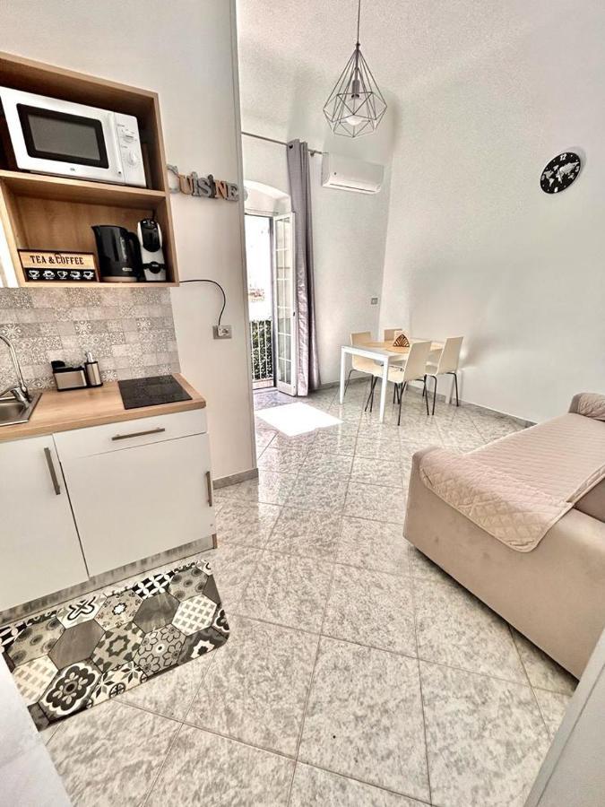 Newhouse Class Bari Bagian luar foto